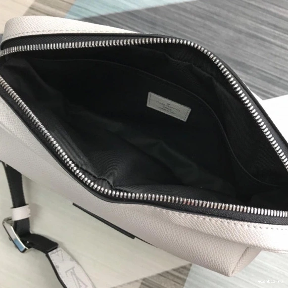 WIS OUTDOOR LOUIS VUITTON MESSENGER 0715